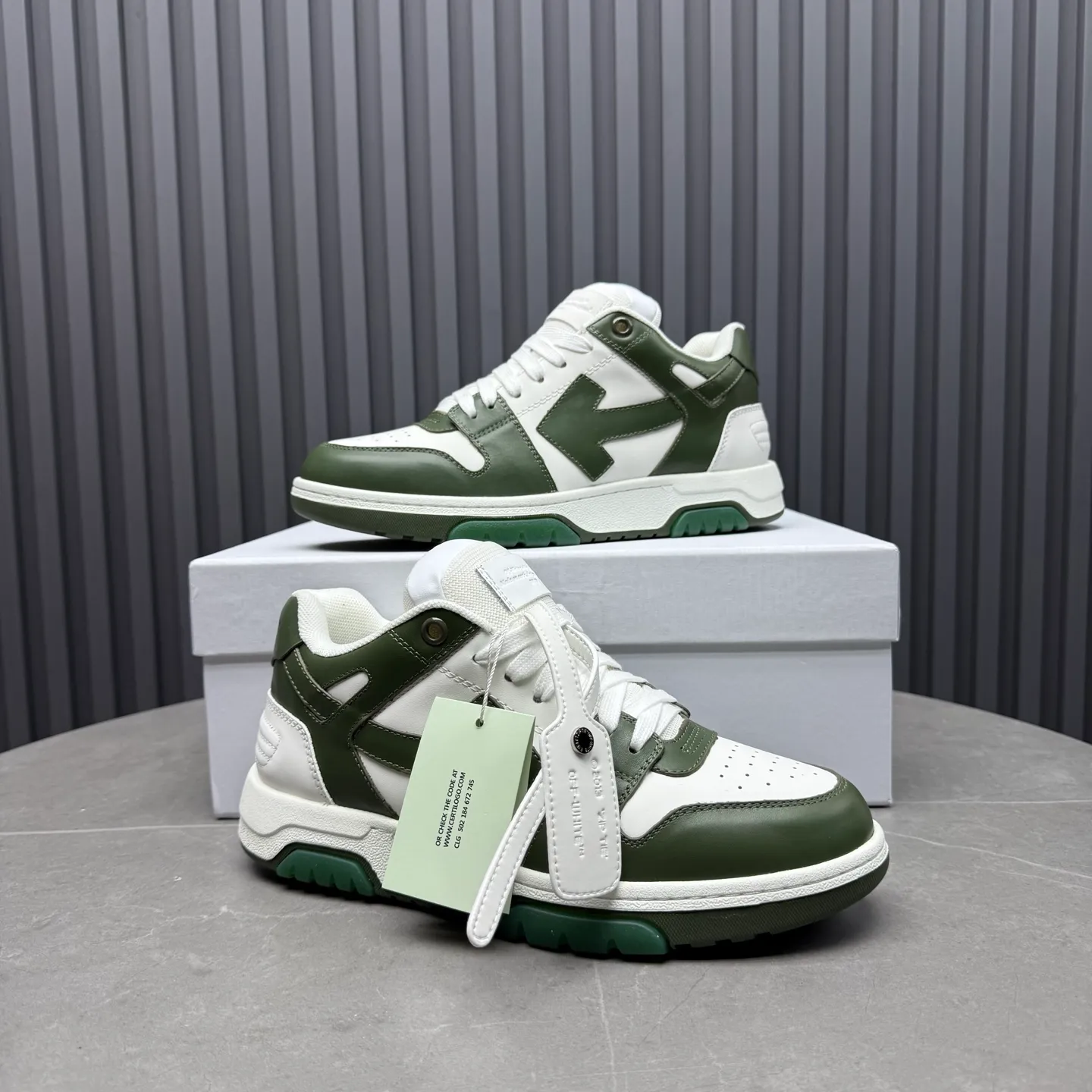 【off- white】P: 620💰Couple model👫, Size: 35-44 (Customized for men 38.45.46) High-quality version👊 "Out of office" series original molding, original lasting, production process 1:1 Original ➰OFF GRAY WHITE OW ➰ First-layer cowhide Imported skin-friendly and environmentally friendly polyester mesh Original molding high elastic and environmentally friendly molding pad Made with the original lasting process. The original molded rubber outsole (never yellows and deforms) has a super correct shape, bright color and strong three-dimensional effect👍. Packaging💯Full set of packaging synchronized with the official website (branded paper, certificate of quality, branded cloth bag)